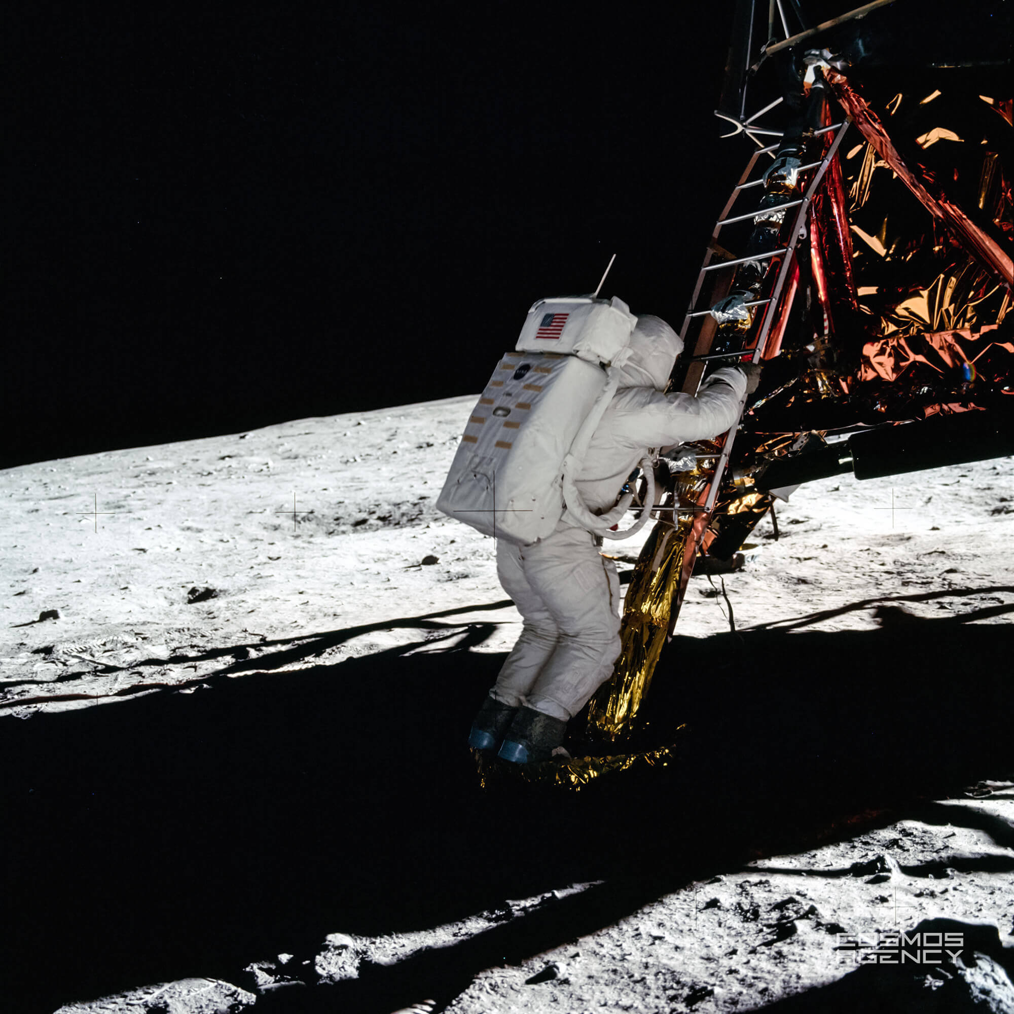 Астронавт NASA Базз Олдрин спускается по лестнице Лунного моделя готовясь ступить на лунный грунт, Аполлон 11, 1969