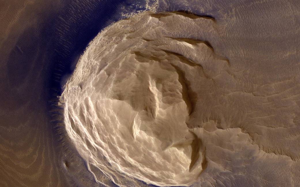 На фото, сделанном Mars Reconnaissance Orbiter, видна горная система Ореол Олимпа.
